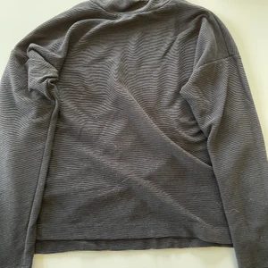 Svart tröja - Aldrig använd, bra skick. Polo tröja, köpt på ginatricot 