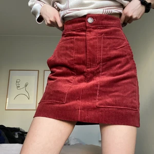 Manchester kjol - HELT NY kjol med prislapp på. Strl 34 från H&M. Köpt för 199kr. Har aldrig kommit till användning men sjukt snygg :( 