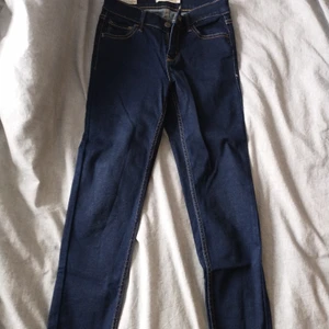 Levis byxor - Nästan ny köpte den för 700kr säljer den för 350kr +frakt storlek är 26