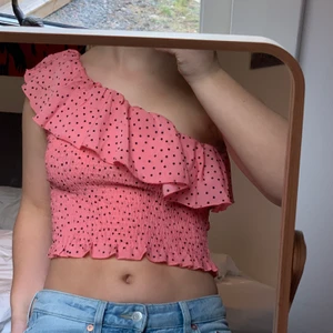 Topp - Säljer denna rosa och blå prickiga volang toppen i strechigt material. Super söt till sommaren och ger dig extra brun färg! Frakt tillkommer💓