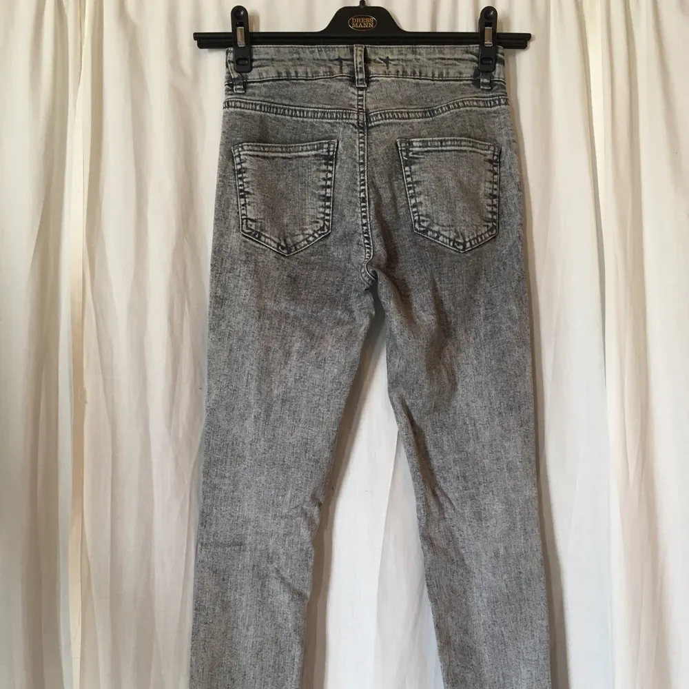 Tighta jeans med mycket stretch från Chiquelle. Detaljer vid benslut. Storlek 36.. Jeans & Byxor.