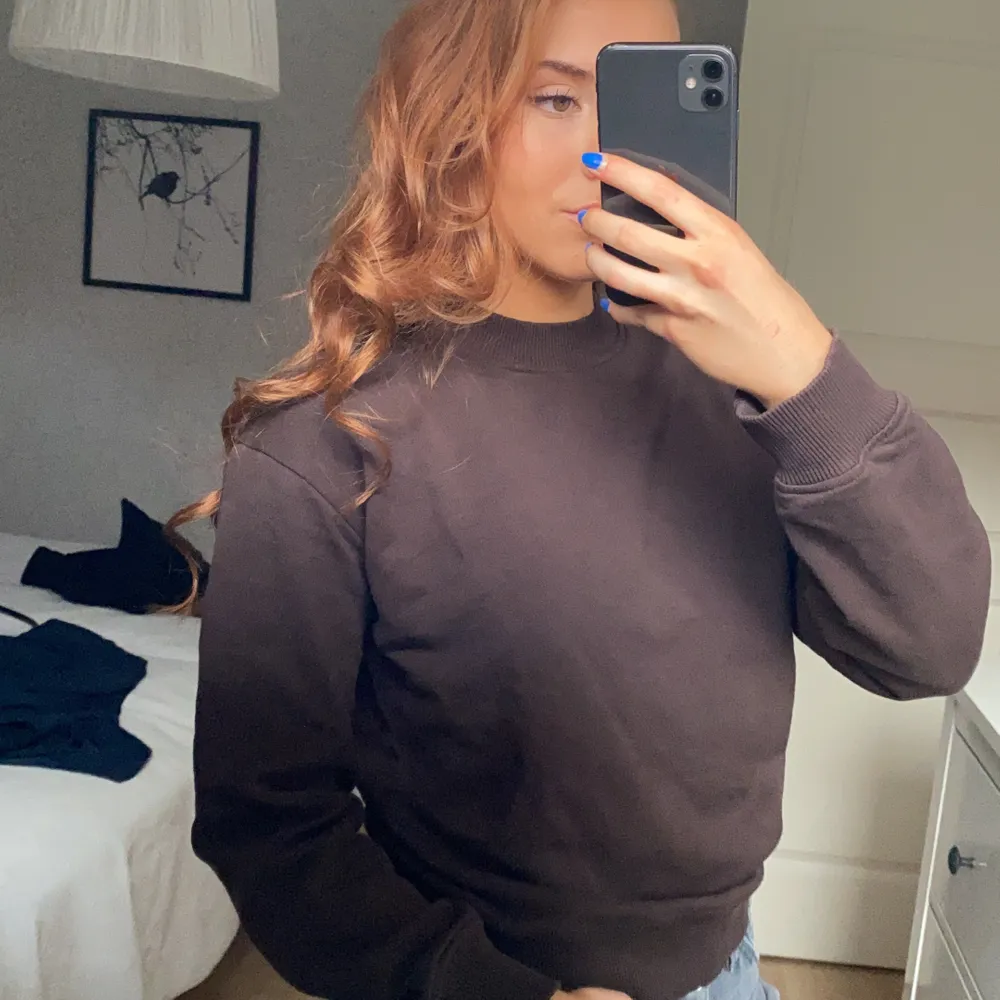 Helt oanvänd sweatshirt från NA-KD i en så fin brun färg! Storlek S. Spårbar frakt tillkommer på 66 kr!. Hoodies.