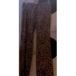 Leopard pyjamasbyxor  - Ett par lågmidjade leopard pyjamasbyxor från h&m. Byxorna är i storlek XS och sitter vid ankeln på mig som är 1.69 lång. Byxorna har ett skönt material och är lite noppriga men inget man lägger märke till. Betalning sker via swish och fraktar spårbart som kostar 66kr! Hör av er vid funderingar eller vid intressen! 
