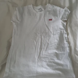 T-shirt  - Visar inte på för att den är tyvärr för liten storlek xs             köparen står för frakten 