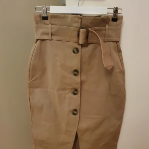 Ny kjol  - Helt ny, prislapp kvar, från H&M storlek 38