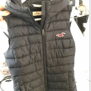Hollister ute väst - Köpte denna men den passade inte på mig den var för tajt över brösten har kupa 95E, den passade i längden och är 166,6. Helt oanvänd fint skick över allt.