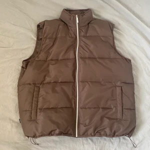 Väst brun - Skitsnygg & fräsch fodrad väst i brunt! Nyskick! Obs storlek XL så den sitter oversize (jag är xs), men den har spännen vid höften som man kan dra åt 🐻 HÖGSTA BUD 280 ATM 💕