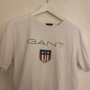 gant tröja  - en gant tröja i bra skick som är lite sliten på trycket men är för övrigt i ett fint skick. frakt 25kr