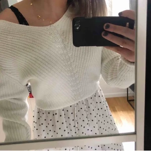 Stickad tröja - Säljer denna stickade tröja då den inte kmr till användning. Köpte den själv här på plick så det är hennes bilder. Den är i mycket fint skick