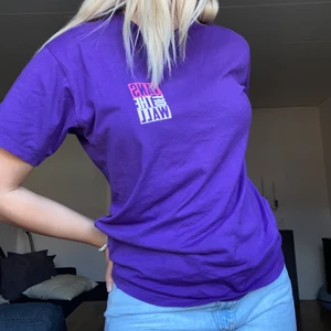 Vans t-shirt - T-shirt från Vans. Tryck på både fram och baksida. Storlek M. 