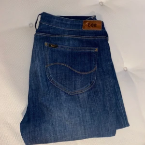 Leejeans - Skinnyjeans från Lee. Storlek M/L. Medelhöga i midjan. 