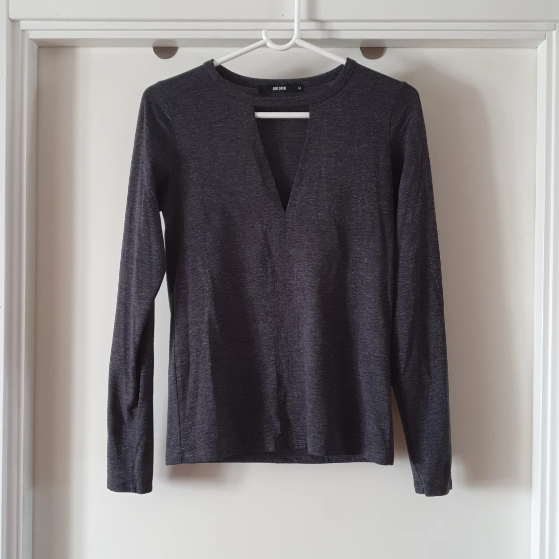 Snygg grå topp med urringning - 90