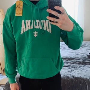 Vintage college hoodie strl M/L - Säljer denna oanvända hoodie köpt från Beyond Retro. Strl är L men skulle mer säga M. Bara att skriva PM om du har några frågor eller vill buda. Budgivningen avslutas på söndag (21/3). Ifall frakt önskas, står köparen för frakten.