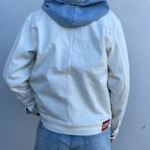 Tommy Hilfiger Jeans Jacka - Använda några gånger, men mycket bra skick! Fått i ett samarbete med KidsBrandStore, strl 176/M. Buda med 50kr, säljaren står för frakten. 
