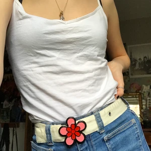 Bälte med blomma - Skitgulligt bälte med en rosa röd animerad blomma på. Passar mig som har midjestorlek 36   