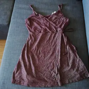 Kläningen användes nästan varje vecka under en sommar. Kvaliteten på klänningen är fortfarande bra. Köparen står för frakten 