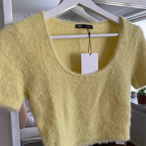 Helt oanvänd topp från Zara - Säljer en SUPER fin och bekväm topp från Zara. Råkade beställa 2st och nu är det för sent att skicka tillbaka.Skriv för fler bilder✨Nypris :229kr