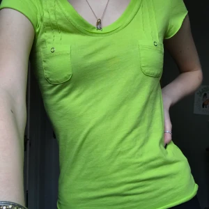 y2k t-shirt - asball neongrön t-shirt med två fickor på brösten. Stretchigt material 