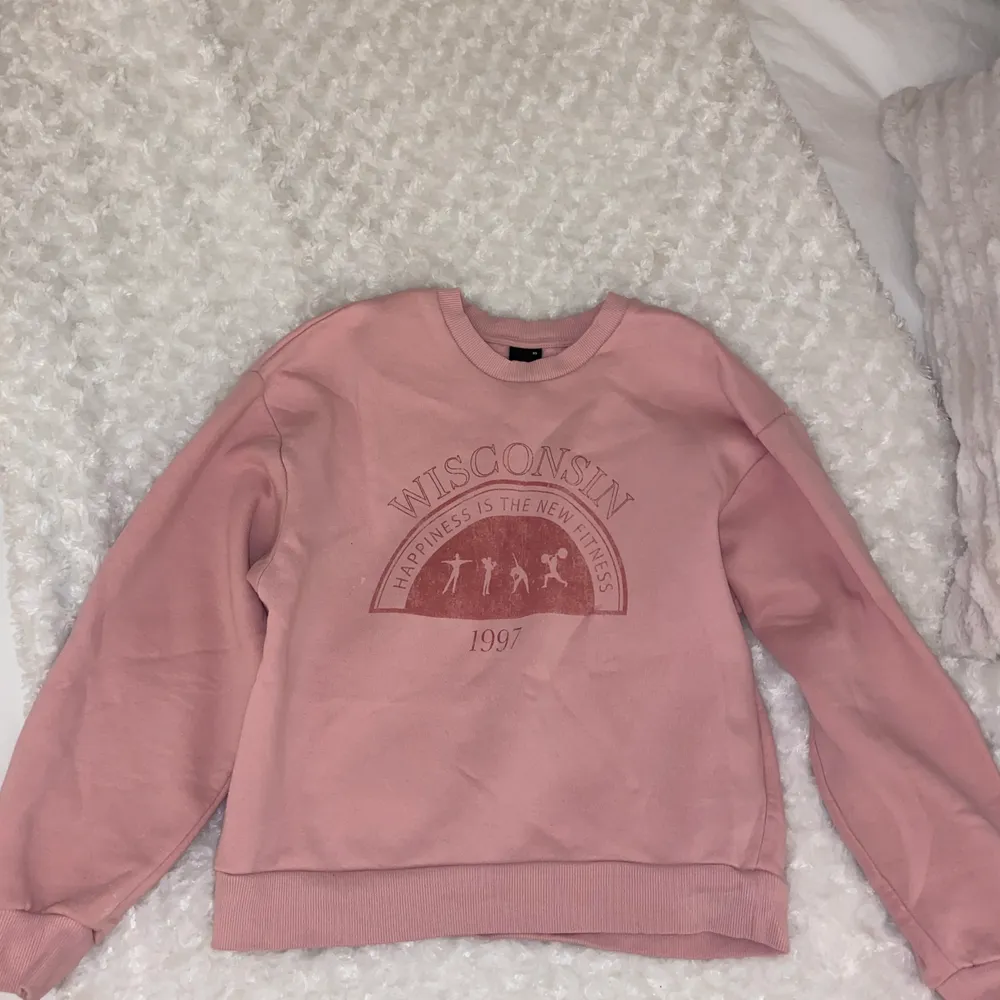 SLUTSÅLD Gina tricot sweatshirt (rosa) använt endast 2 gånger en gång testad och en gång på bilden, tvättad en gång så den är som nyskick!!❤️DE ÄR STORLEK XS PÅ DEN MEN SE ÄR SOM EN S DOM ÄR SMÅ I STORLKERAR !OM FLER VILL HA BUDA GÄRNA I KOMMENTARERNA BÖRJA MED 200!!. Tröjor & Koftor.