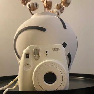 Fujifilm instax mini 8📸 - Säljer min fujifilm kamera som inte kommer till användning längre tyvärr😭 Toppenskick verkligen och så kul att ta bilder med📸🙊💞 Frakt: 66kr (spårbar) 🚚 