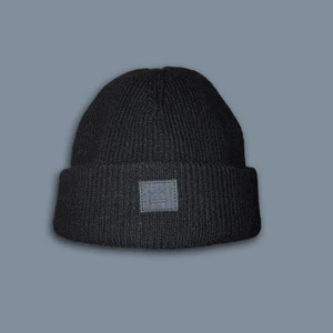 Svart Acne mössa  - Säljer en fin acne mössa då jag inte använder den. Väldigt fint skick. Passar tjej och kille