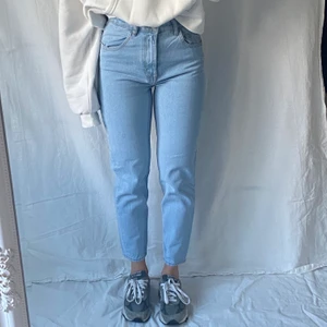 Ljusblåa Zara Mom Jeans  - Ursnygga mom jeans från Zara med hög midja. Använda endast ett fåtal gånger och passar till allt. 100 % bomull. 