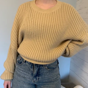 Stickad tröja  - Ribbstickad beige tröja från Ivyrevel. Lite noppig men annars bra skick. 