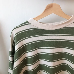 Grönrandig tröja - Skön tröja i fin grön färg. Fint skick! Frakt tillkommer.