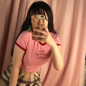 topp från monki - rosa topp från monki med texten ’girls support girls’ inbroderat. storlek xs