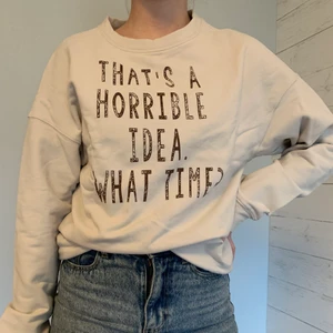 Sweatshirt  - Äggskalsfärgad sweatshirt från SheShow. Aldrig använd med prislapp kvar. 