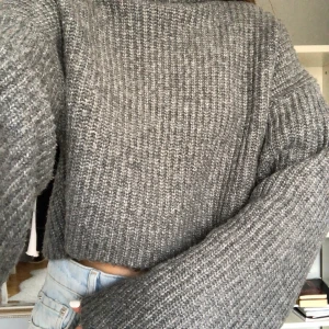 Croppad stickad från Monki - Croppad stickad tröja med polokrage och vida ärmar. Köpare står för frakt på ca 60kr