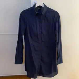 Helt ny lång skjorta från peak performance, marinblå, oanvänd, storlek s