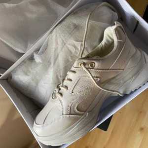 Skor från PLT - Helt oanvända skor från prettylittlethings. Storlek 38.  Står ej för frakt