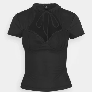 Topp med knytning - Jättesöt tröja som jag älskar men har litet utrymme för tuttar tycker jag. Bra skick.