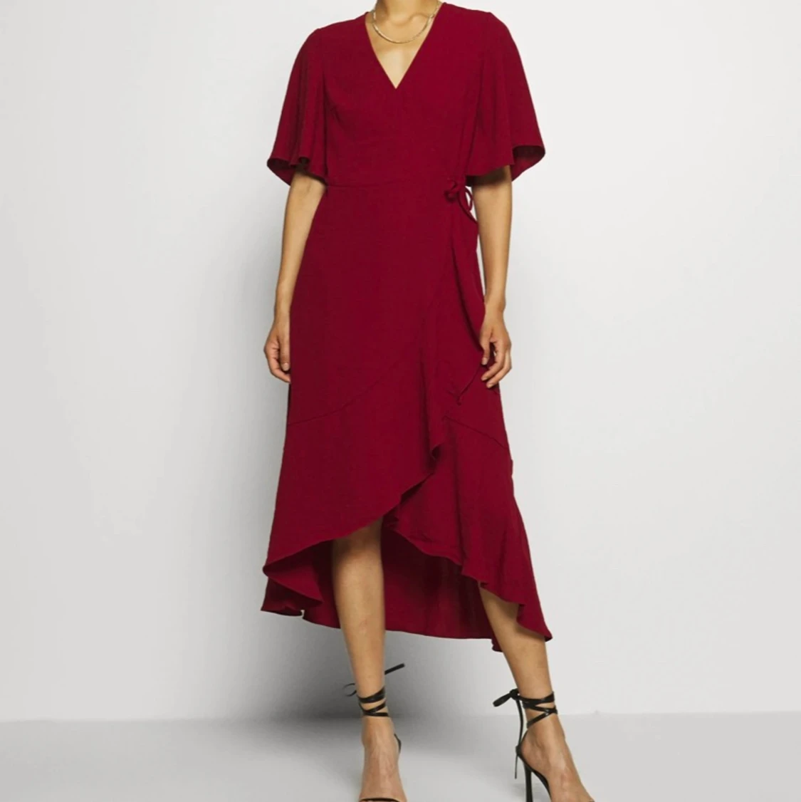 Röd volangklänning