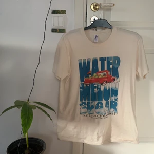 Harry styles tshirt - Säljer nu min favorittshirt då jag behöver pengar lol, denna härlighet är köpt på etsy och är världens skönaste tshirt!🍉🚗  buda