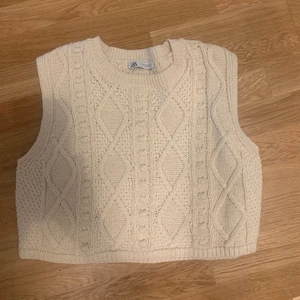 Tröja  - Tröja från zara som är i bra skick då den inte har använt mer än några gånger 💕 helt slutsåld och passar S också 💕