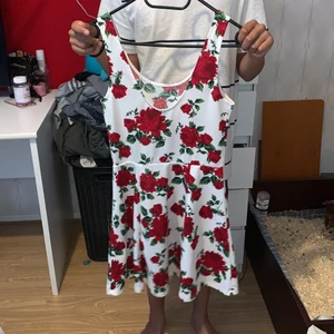 Från h&m - En fin klänning lite under känna en vit klänning med röda rosor säljer eftersom jag aldrig använt den