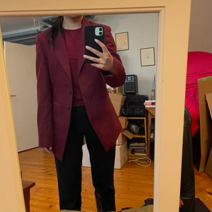 Vinröd kavaj i storlek XS/S - Supersnygg vinröd kavaj i fint skick 🌸😇