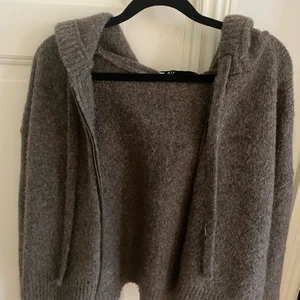 Stor mysig kofta från Zara - Är rätt croppad för att vara en oversized (lite längre än midjan) men passar just den modellen. Har använt 1-2 gånger. Storlek M-L, men den passar en S. 