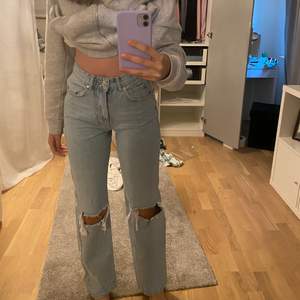 Säljer mina Gina jeans, använda ett fåtal gånger, super fint skick💕 Storlek 34 passar mig perfekt som är cirka 163cm lång. 