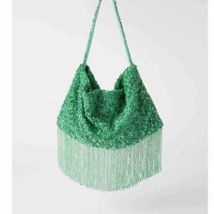 Söker - Söker denna väska från zara! Hör av er om ni har och skulle kunna tänka er sälja💚💚