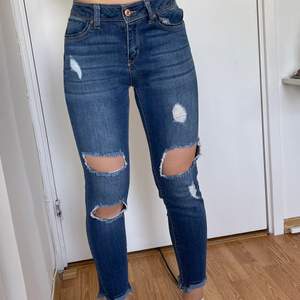 Snygga jeans som har blivit för små. Jeansen har endast använts fåtal gånger och är i mycket bra skick! ❤️