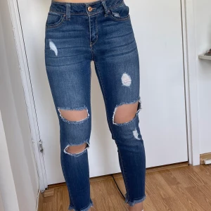 Jeans strl S - Snygga jeans som har blivit för små. Jeansen har endast använts fåtal gånger och är i mycket bra skick! ❤️