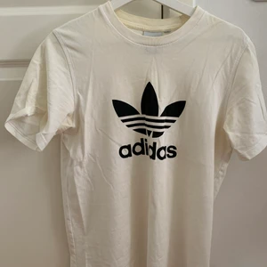 Adidas Originals t-shirt - Vit Adidas Originals t-shirt i storlek S. Nypris på denna är 299kr, men jag säljer min för 79kr.