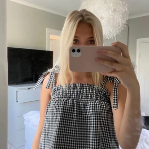 Söt sommartopp  - Helt oanvänd sommartopp från H&M🥰 (bilderna är lånade av Alice Boqvist❤️) Högsta bud ligger på 200kr + frakt🥰