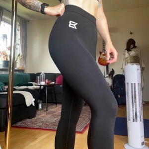 Better Bodies Rockaway leggings  - Better Bodies populära Rockaway leggings i storlek S. Använda två gånger. Nypris 499:- lite noppriga på vänster höft och höger lår, men knappt märkbart. Super high waist och skönt material som andas bra. Köparen betalar frakt. Kan mötas upp i Göteborg. I hemmet finns en hund (leggingsen är såklart nytvättade, men bra att veta för allergiker)