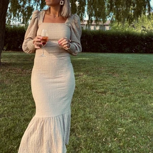 Klänning - Klänning i beige, ljusbrunt