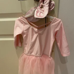 Ballerinaklänning plus skor  - Ballerinaklänning storlek 98/104 med belettskor (mockasiner) storlek 26/27 till. Fint skick då vi haft andra att variera med. Skickas ej, finns o Malmö. 