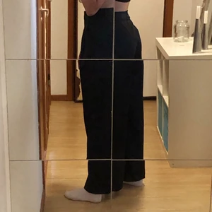 Byxor - Säljer dessa svarta byxor från GinaTricot. De sitter bra på mig som är 175 cm. Texturen är blank och nästan skimrar vilket syns på den tredje bilden. 